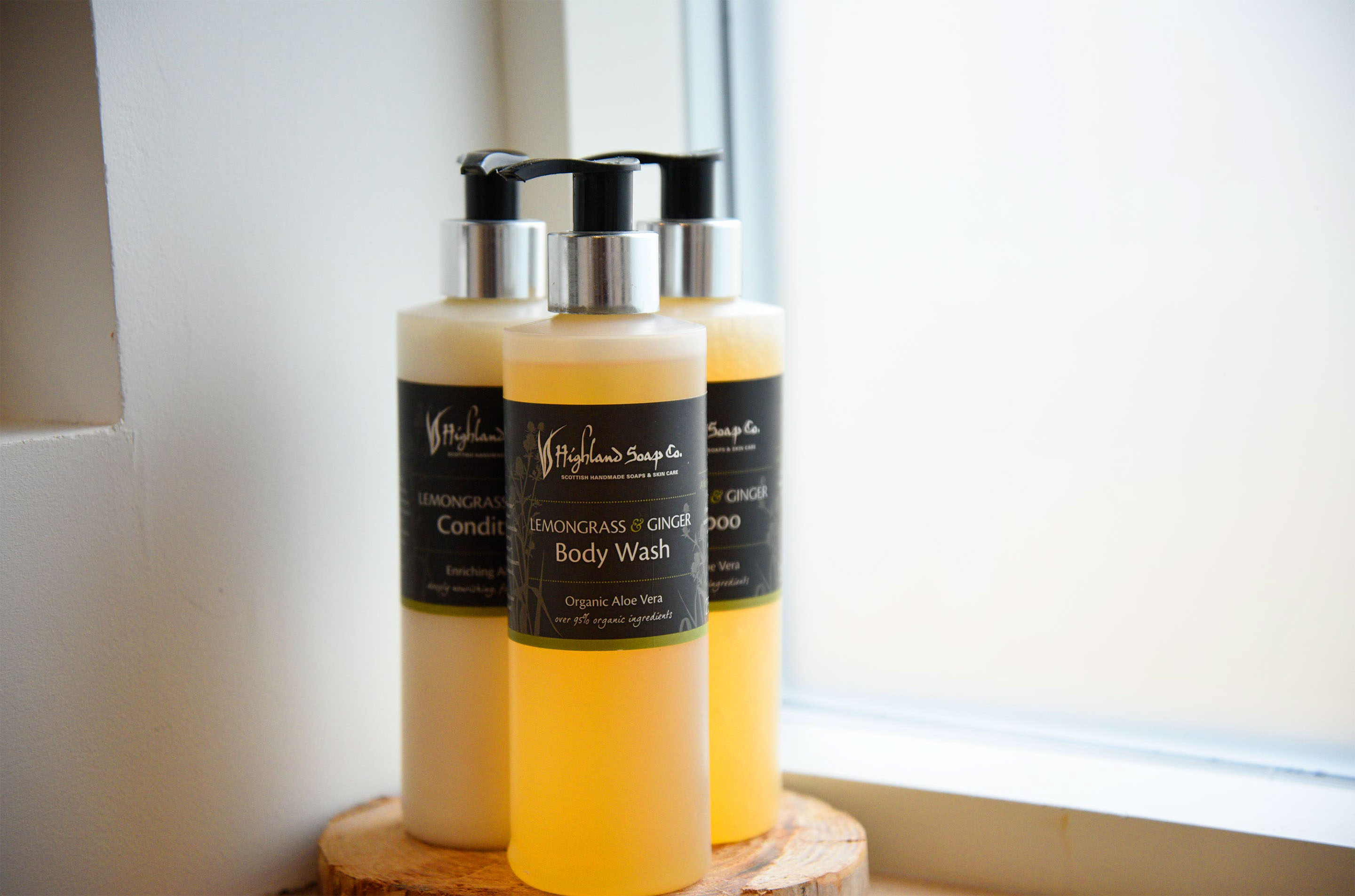 Taransay House contains comfortable Super King Size Double Beds with WIFI Internet access and sea views in Portree