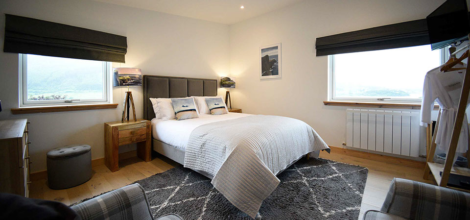 Taigh Scalpaigh Luskentyre room with comfortable king size bed and sea view near Portree