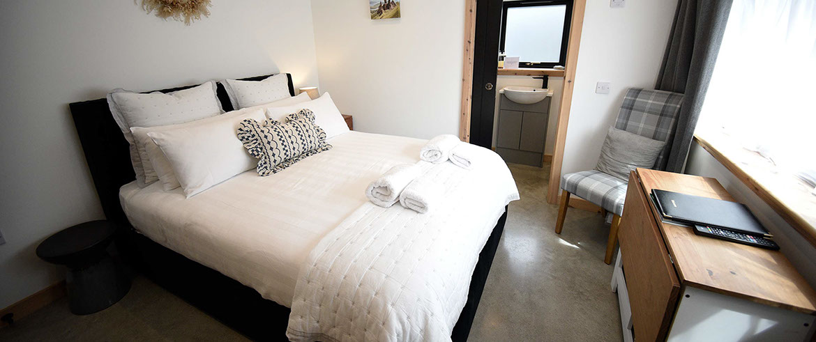 Taigh Scalpaigh bed and breakfast accommodation with king size double rooms near Portree