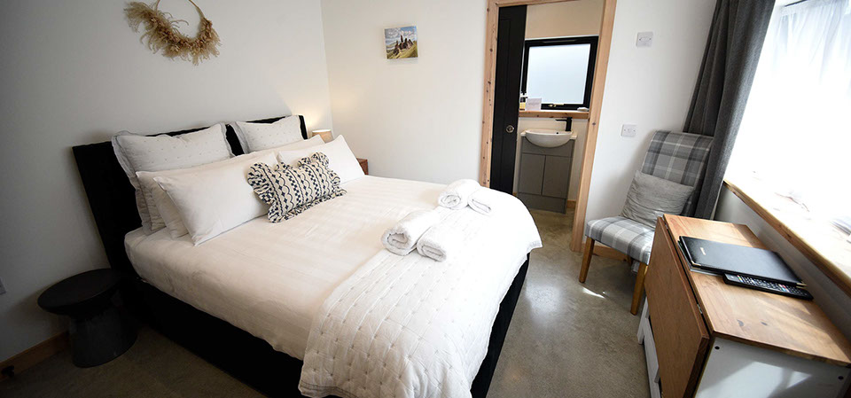 Taigh Scalpaigh bed and breakfast accommodation with king size double rooms near Portree