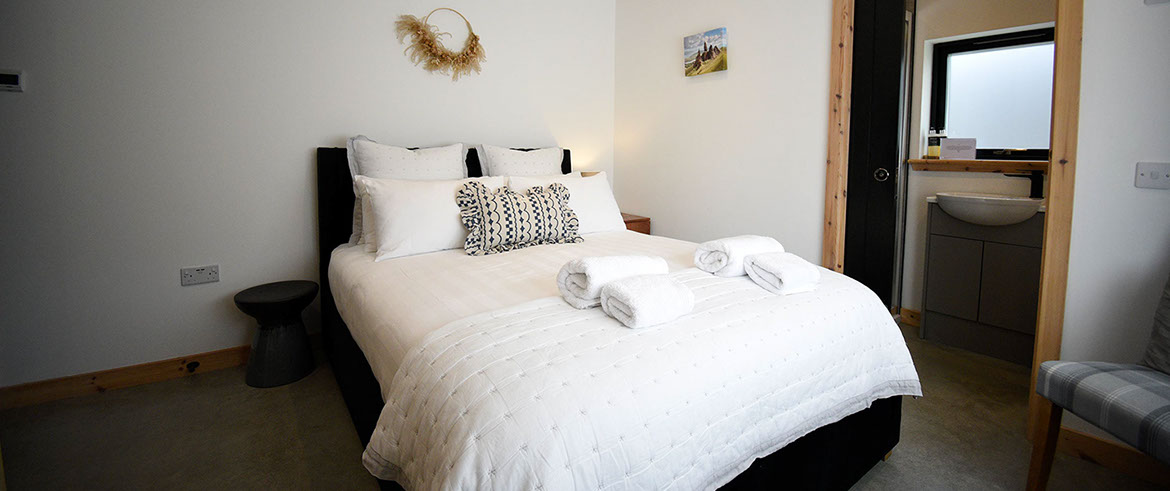 Taigh Scalpaigh bed and breakfast accommodation contains a king size double room with en suite shower room