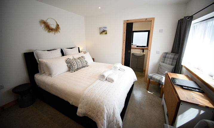 Taigh Scalpaigh luxury king size double bed accommodation near Portree with excellent facilities