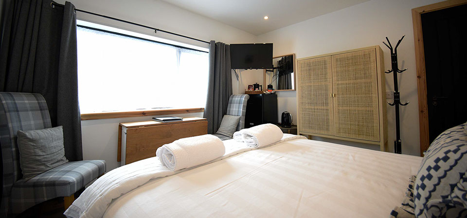 Taigh Scalpaigh bed and breakfast accommodation with widescreen smart TV and WIFI internet in our Scarista room