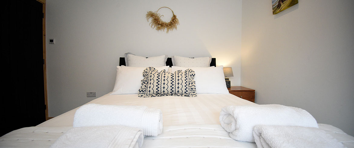 Taigh Scalpaigh bed and breakfast accommodation king size double room Scarista with WIFI internet and en suite shower room