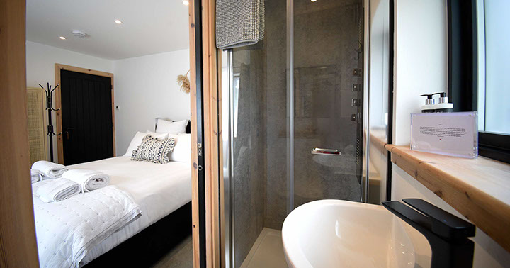 Luxury bed and breakfast accommodation Scarista near Portree with excellent shower room