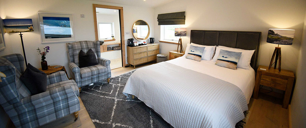 Taigh Scalpaigh contains luxury king size double rooms with en suite shower rooms and sea views