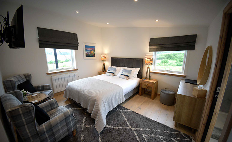 Taigh Scalpaigh Luxury bed and breakfast accommodation with king size bed WIFI internet en suite shower room widescreen TV